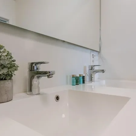 Huswell - Lovely Close To The Sea