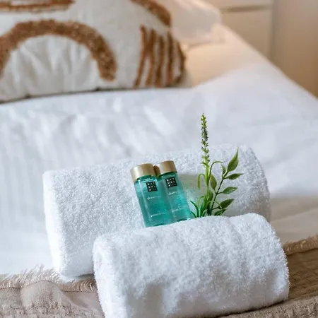 Huswell - Lovely Close To The Sea