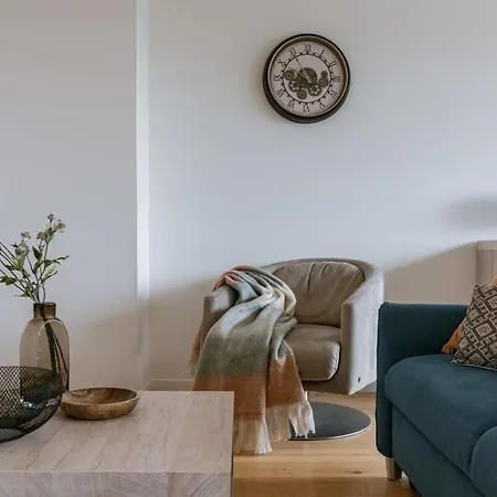 Huswell - Lovely Close To The Sea *